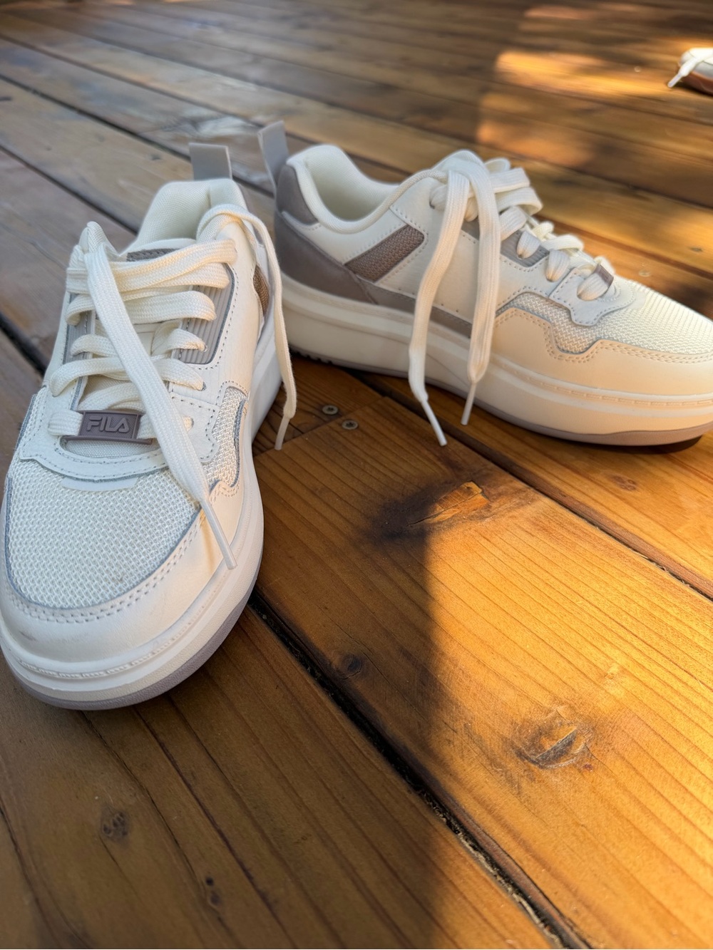 FILA White Platform Sneakers Gray Suede Accent Women’s US 7 EU 38